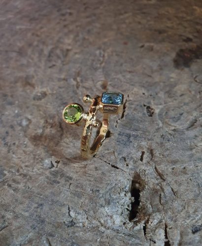 Ringe mit einem grünen und blauen Stein